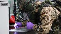 Soldat nimmt Proben