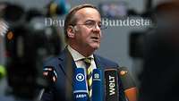 Boris Pistorius spricht in die Mikrofone der Presse.