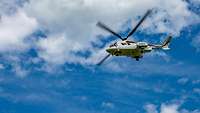 Ein Hubschrauber fliegt. 