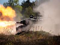 Ein Kampfpanzer Leopard bei der Schussabgabe.