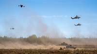 Gefechtsfahrzeuge und Hubschrauber im Einsatz. Dabei auch Drohnen.