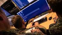 Soldaten arbeiten an einem Computer