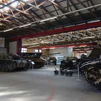 Mehrere historische Panzer stehen in einem Museum.