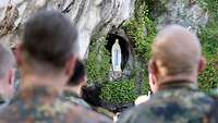Soldaten beim Gottesdienst an der Grotte