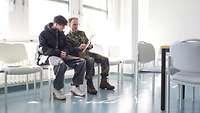 Ein Soldat und ein Bewerber im Warteraum