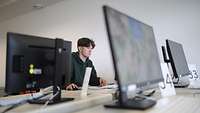 Ein junger Mann am Computer beim Test