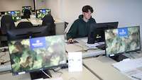 Ein junger Mann der am Computer einen Test absolviert