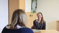 Eine junge Frau beim Bewerberinterview