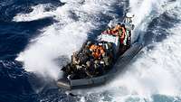 Boardingteam fährt mit Speedboot über das Meer