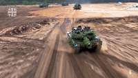 Mehrere Panzer fahren über einen Truppenübungsplatz.
