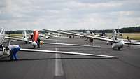 Viele Flugzeuge ohne Motor liegen auf einer Start- und Landebahn