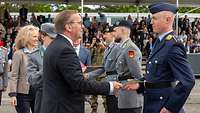 Der Minister übergibt Soldatinnen und Soldaten ihre Beförderungsurkunde.