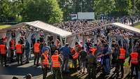 Viele Besucher warten auf den Einlass zum Tag der Bundeswehr.