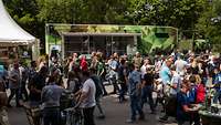 Viele Besucher stehen vor einem Karriere-Truck der Bundeswehr.