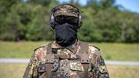 Ein vermummter Soldat im Porträt