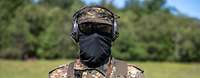 Ein vermummter Soldat im Porträt