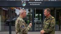General Whiting und Generalmajor Traut vor dem Dienstgebäude des Weltraumkommandos der Bundeswehr
