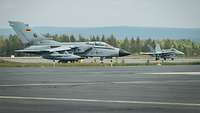 Tornado 44+33 neben finnischem CF-18 Hornet auf dem Rollfeld