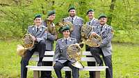 Musiker in Uniform mit Instrumenten