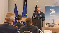 Generalleutnant Holger Neumann am Rednerpult