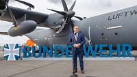Minister Pistorius steht vor einem Mikrofon, dahinter ein A400M