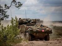 Grenadiere sitzen auf den Schützenpanzer Puma auf.