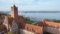 Die Marineschule Mürwik mit der Förde im Hintergrund