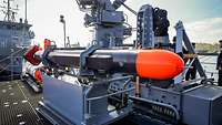 Die Unterwasserdrohne SeaCat liegt an Bord eines Minenjagdbootes.