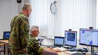 Zwei Soldaten arbeiten gemeinsam an einem Computer