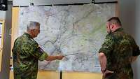Zwei Soldaten vor einer Lagekarte