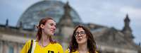 zwei Mädchen in gelben Shirts vor dem Bundestag