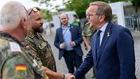 Boris Pistorius schüttelt auf einem Fest mehreren Soldaten die Hand