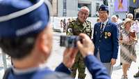 hochrangiger deutscher Soldat posiert mit koreanischem Soldat für ein Foto auf einem Fest