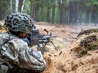Ein litauischer Soldat an einem Maschinengewehr.