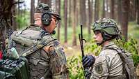 Zwei Soldaten sprechen miteinander.