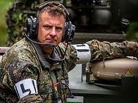 Ein Soldat blickt in die Kamera.