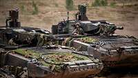Zwei Schützenpanzer nebeneinander.