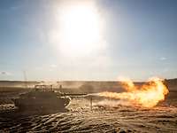 Kampfpanzer bei der Schussabgabe mit Feuerball.