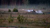 Vom Schützenpanzer aus startet eine kleine Rakete.