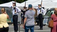 Besucher beobachten Soldaten vom Wachbataillon während einer Vorführung.