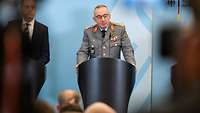 Ein Soldat steht am Rednerpult während einer Pressekonferenz.