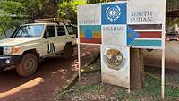 Ein Fahrzeug der UN steht vor einem großen Schild einer Team Site im Südsudan