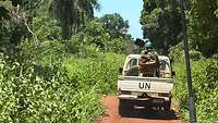 Zwei Fahrzeuge der UN patrouillieren im Dschungel im Südsudan.