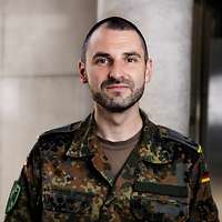 Lehrgangsteilnehmer Oberstleutnant Kevin B. schaut in die Kamera