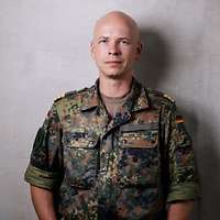 Lehrgangsteilnehmer Korvettenkapitän Simonas V. schaut in die Kamera