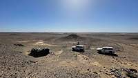 Zwei UN-Fahrzeuge mit Militärbeobachtern patrouillieren in der Westsahara