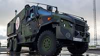 Ein Bundeswehr Fahrzeug mit rotem Kreuz auf weißem Grund an der Seite