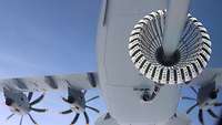 Ein Schlauch, an dessen Ende ein Korb angebracht ist, ist aus der Heckrampe eines A400M ausgefahren.