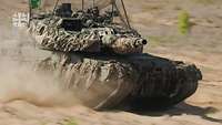 Ein Panzer fährt während einer Übung im Gelände und wirbelt Staub auf.