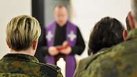 Militärpfarrer Petro Stanko feiert eine Andacht mit Soldaten